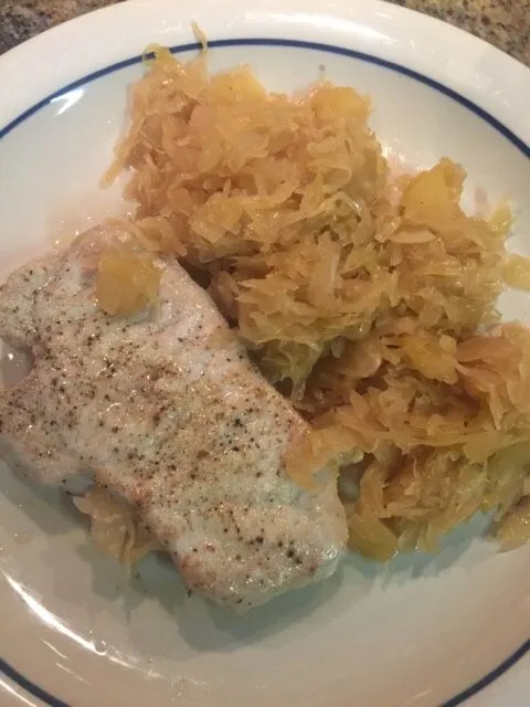 Schweinekoteletts, Sauerkraut und Äpfel