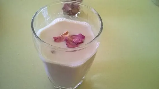 Thaudai oder aromatisierte Mandelmilch