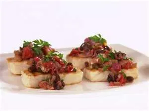 Gebratener Heilbutt mit Paprika, Oliven und Pilzen