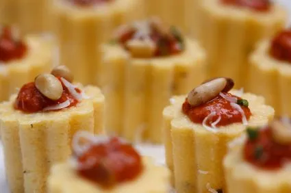 Polenta-Runden mit cremigem Pesto