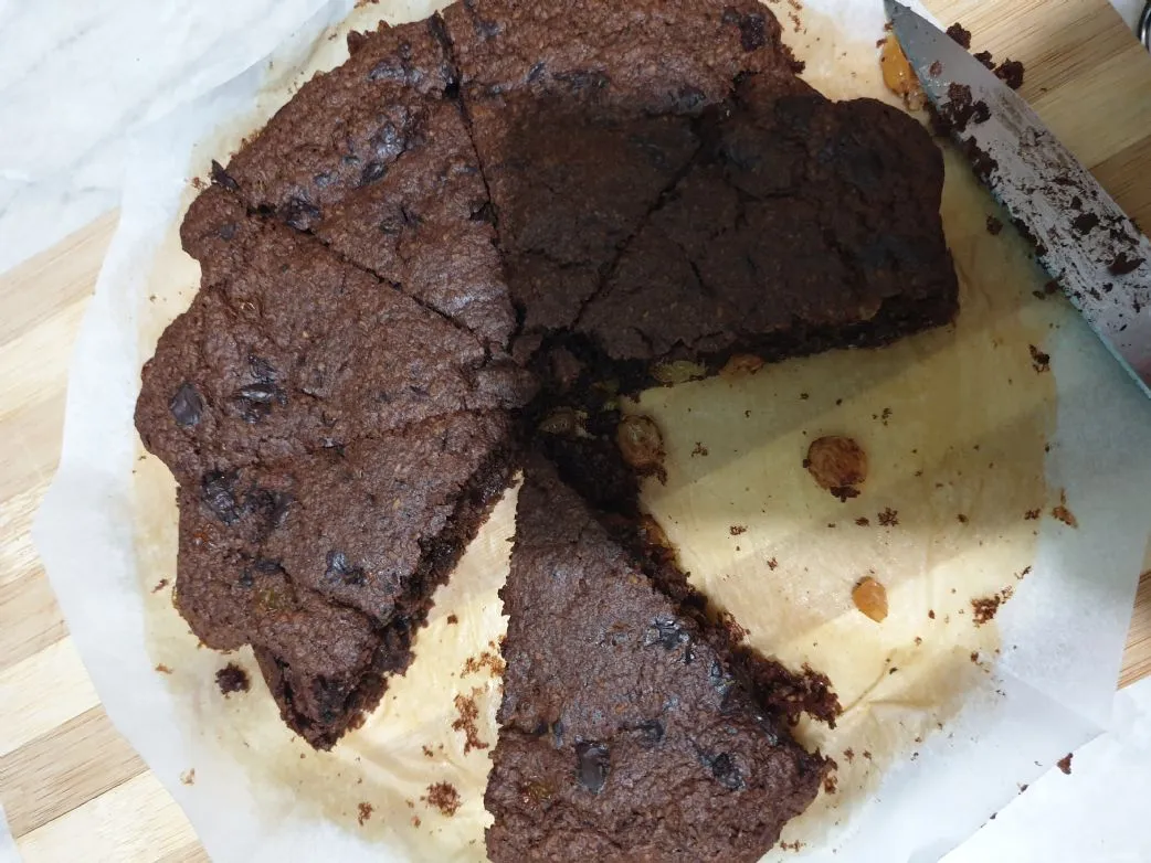 Hafer-, Bananen-, Rosinen-Schokoladenkuchen