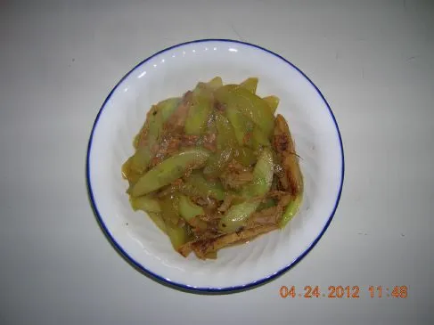 Gebratene Gurke mit getrockneten Garnelen