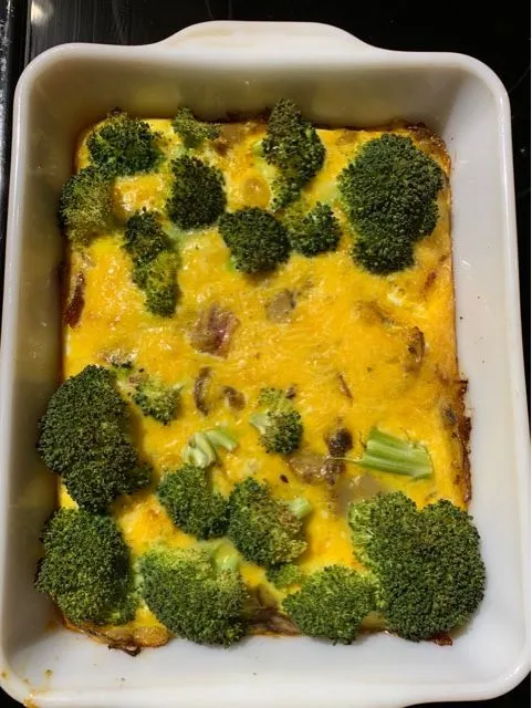 Gemüse-, Ei- und Fettuccine-Auflauf