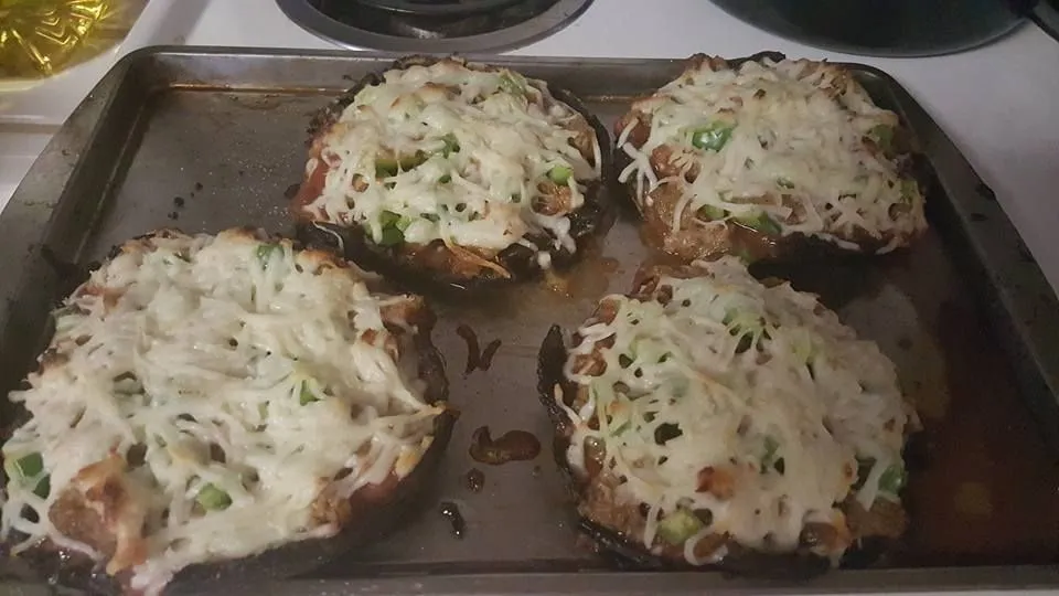 Wurst-Pizza in Portobello-Pilzkappen