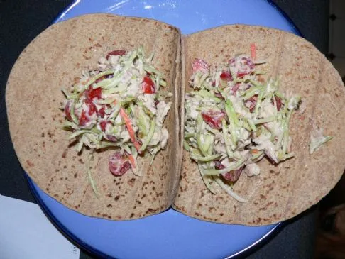 Knuspriger Thunfisch-Brokkoli-Salat-Wrap