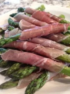 Gerösteter Spargel mit Prosciutto und Parmesan