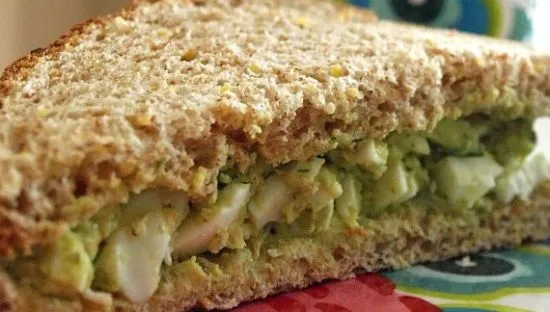 Avocado-Eiersalat-Sandwich für ein Mittagessen!