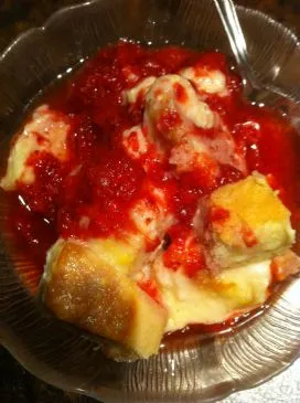 Ahorn-Bagatelle mit Erdbeer-Coulis