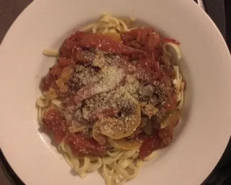 Langsam gekochte Buffalo-Gemüsesoße