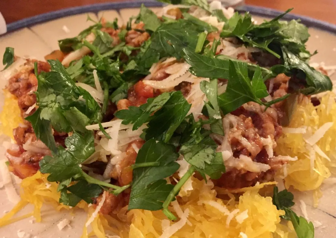 Würzige Puten-Tomatensauce auf Spaghetti-Kürbis