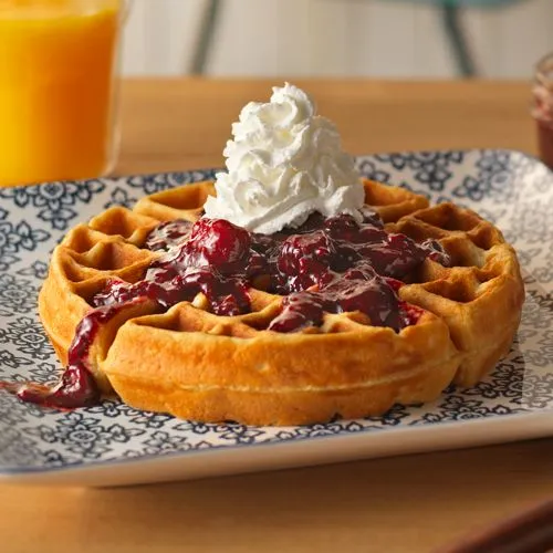 Buttermilchwaffeln mit gemischter Beerensauce