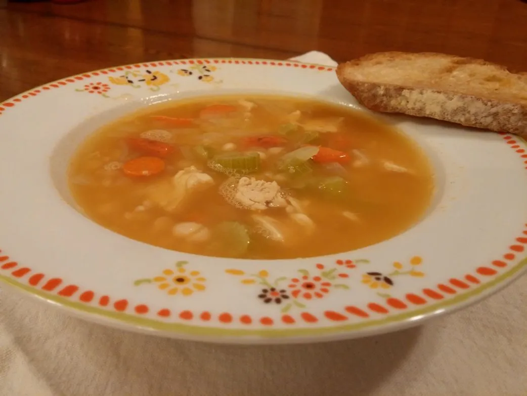 Schnelle Hühner-Navy-Bohnen-Suppe