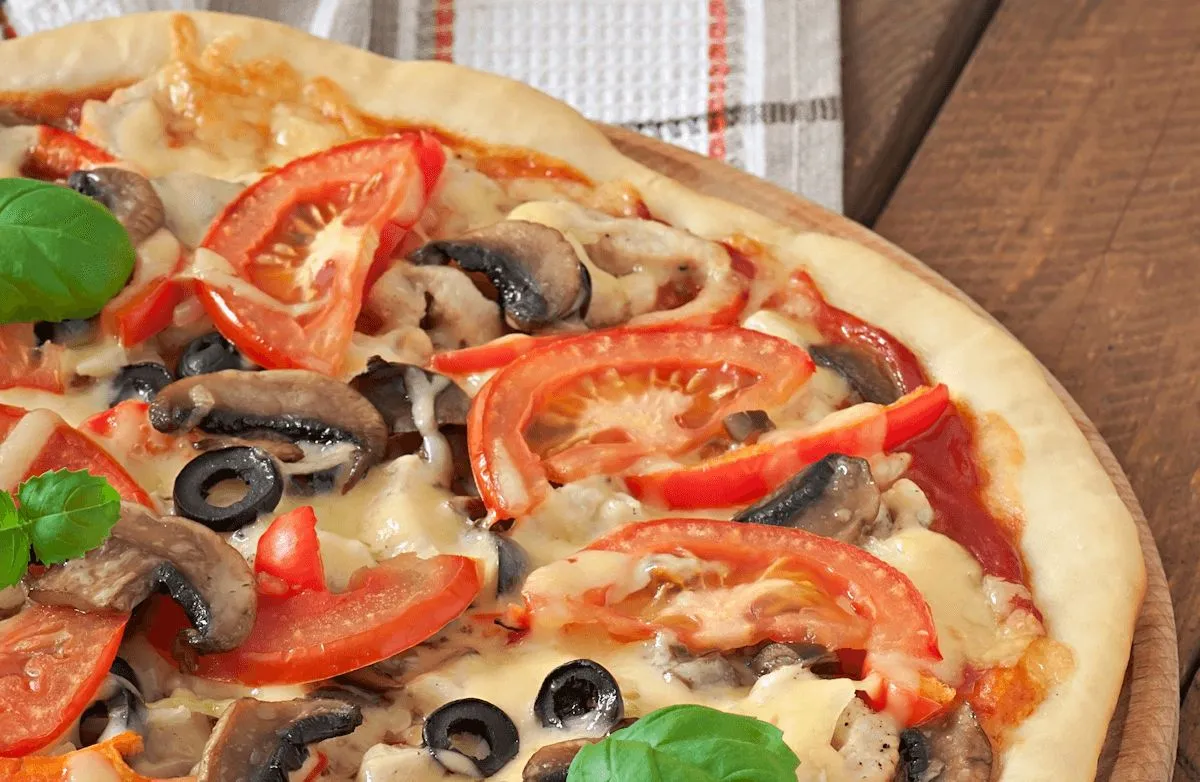 Gemüse-Pizza auf Vollkornboden mit Feta- und Mozzarella-Käse