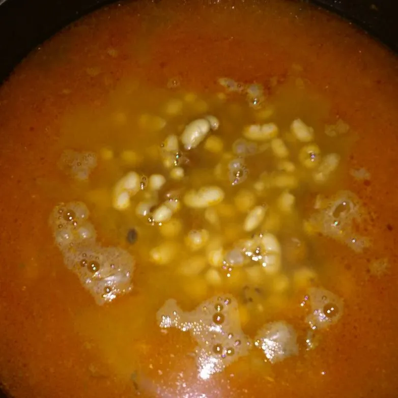 Hühnchen-Gemüse-Bohnensuppe