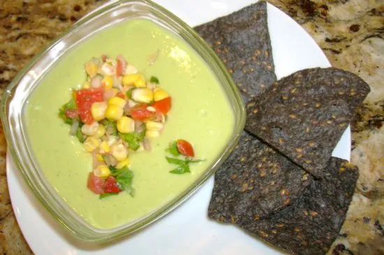 Gekühlte Avocado- und Buttermilchsuppe mit Maissalsa