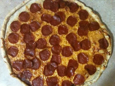 Pizza mit dünnem Boden, Puten-Pepperoni & Oliven