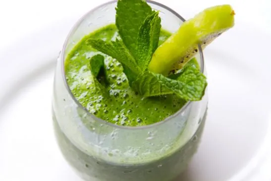 Kiwi-Ananas-Minze-Grüner Smoothie