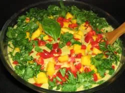 Veganer, roher Blumenkohl "Reis" mit Ingwer-Avocado-Sauce