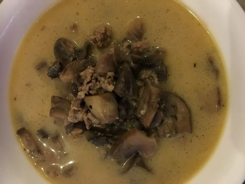 Goldene Pilz-Putenwurst-Suppe