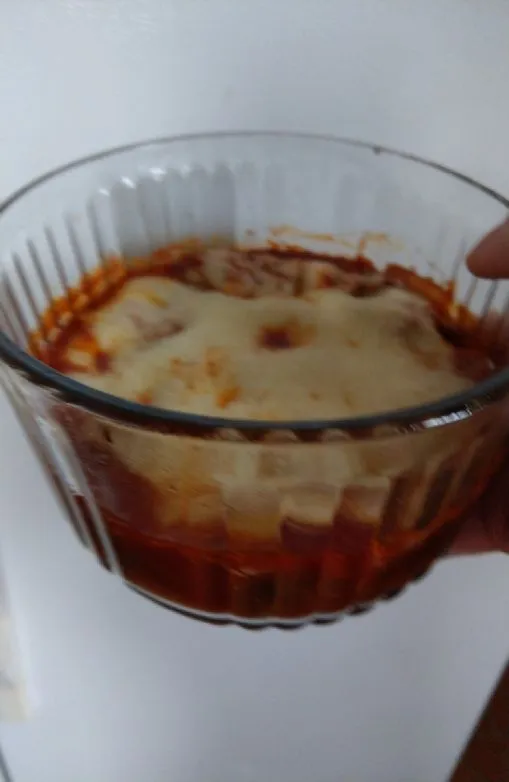 Schweinefleisch und Spargel in Tomatensauce mit Käse