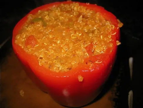Mit Quinoa gefüllte rote Paprika