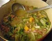 Schweine- und Apfelsuppe