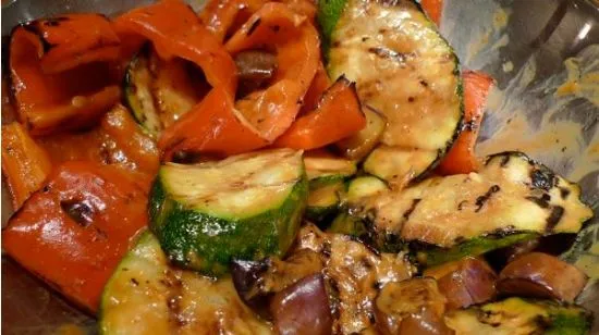 Gegrilltes Gemüse mit Erdnusssauce