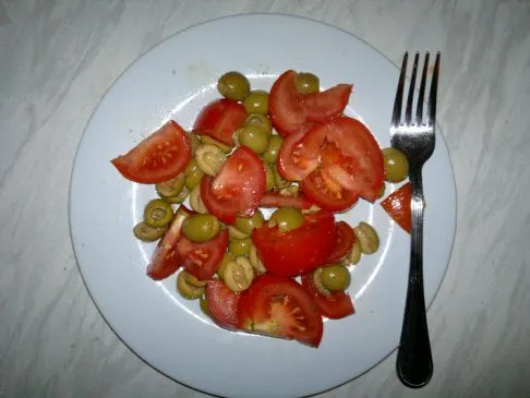 Oliven- und Tomatensalat (italienisch)