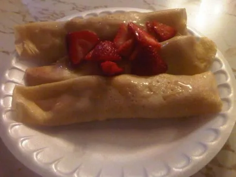 Einfache Crêpes mit Erdbeeren & Sirup