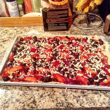 Pfirsich-Blaubeer-Slab-Torte mit geschnittenen Mandeln