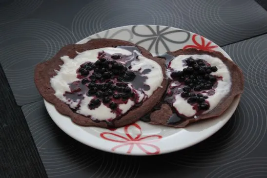 Schokoladenpfannkuchen mit Heidelbeeren und Joghurt