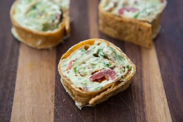 Frischkäse-Avocado-Rollen