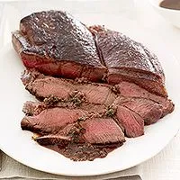 In Scheiben geschnittenes sautiertes Rinderfilet mit Schalotten-Pfannensauce