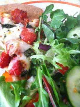 Geröstete Tomaten-Basilikum-Pizza