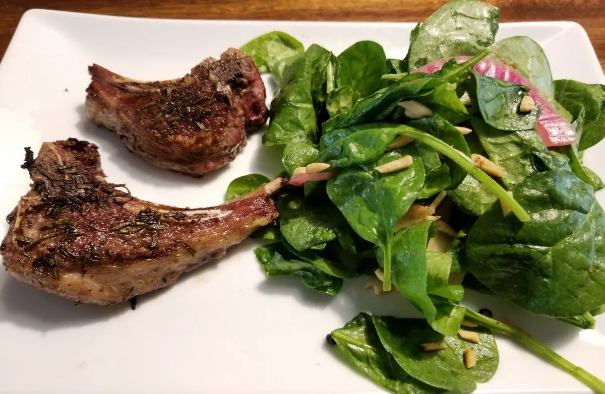 Spinatsalat mit warmer brauner Butter-Vinaigrette