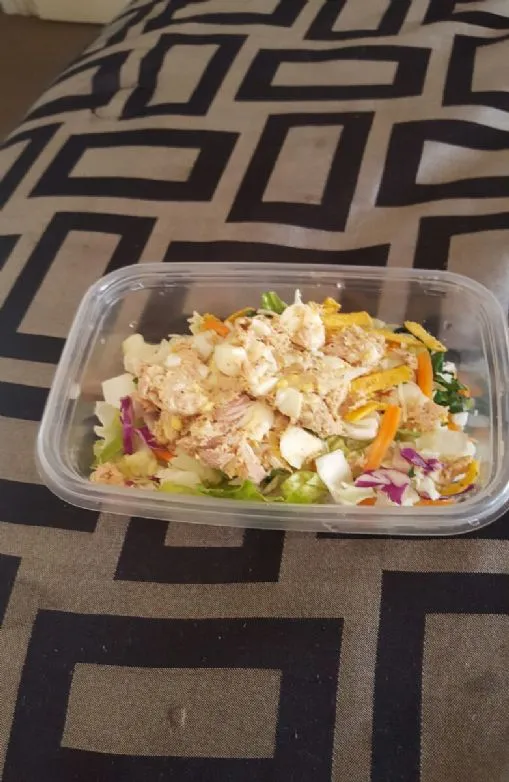 Thunfisch auf einem Bett aus Salat