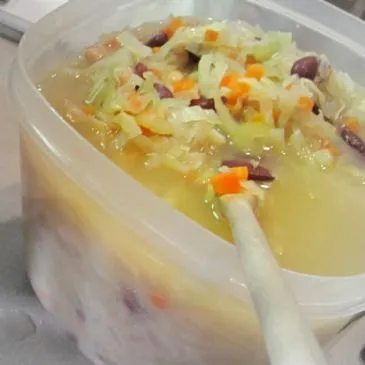 Ländliche Kohl- und Bohnensuppe