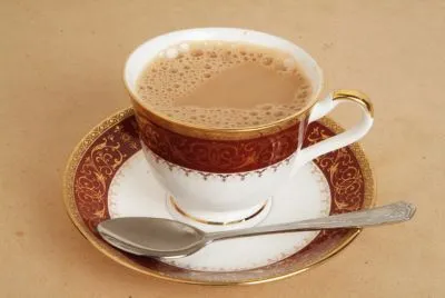 Orange Pekoe Tee mit Milch und Honig