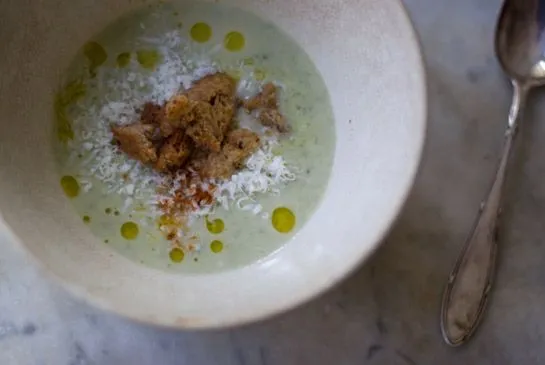 Brokkoli-Cheddar-Suppe mit selbstgemachten Croutons