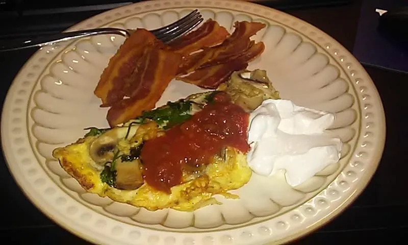 Koriander-, Champignon- und Käseomelette